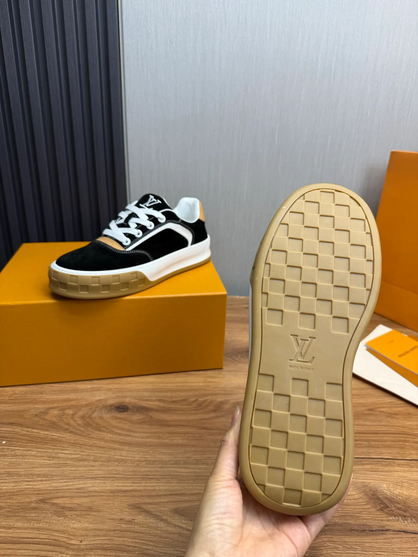 Men's shoes 620💰 Lv. Top purchasing agent🇮🇹 Louis Vuitton, sports sneakers counter synchronization, uppers imported from Italy, high-quality splicing and complex handicrafts, imported mesh pads are soft and comfortable, soles: original factory special soles, TPU exclusive movable molded soles super comfortable, original factory single goods, 🔍🔍high quality, you can enter and exit the counter at will, welcome to compare, code number 38-44 (customized 38.45)